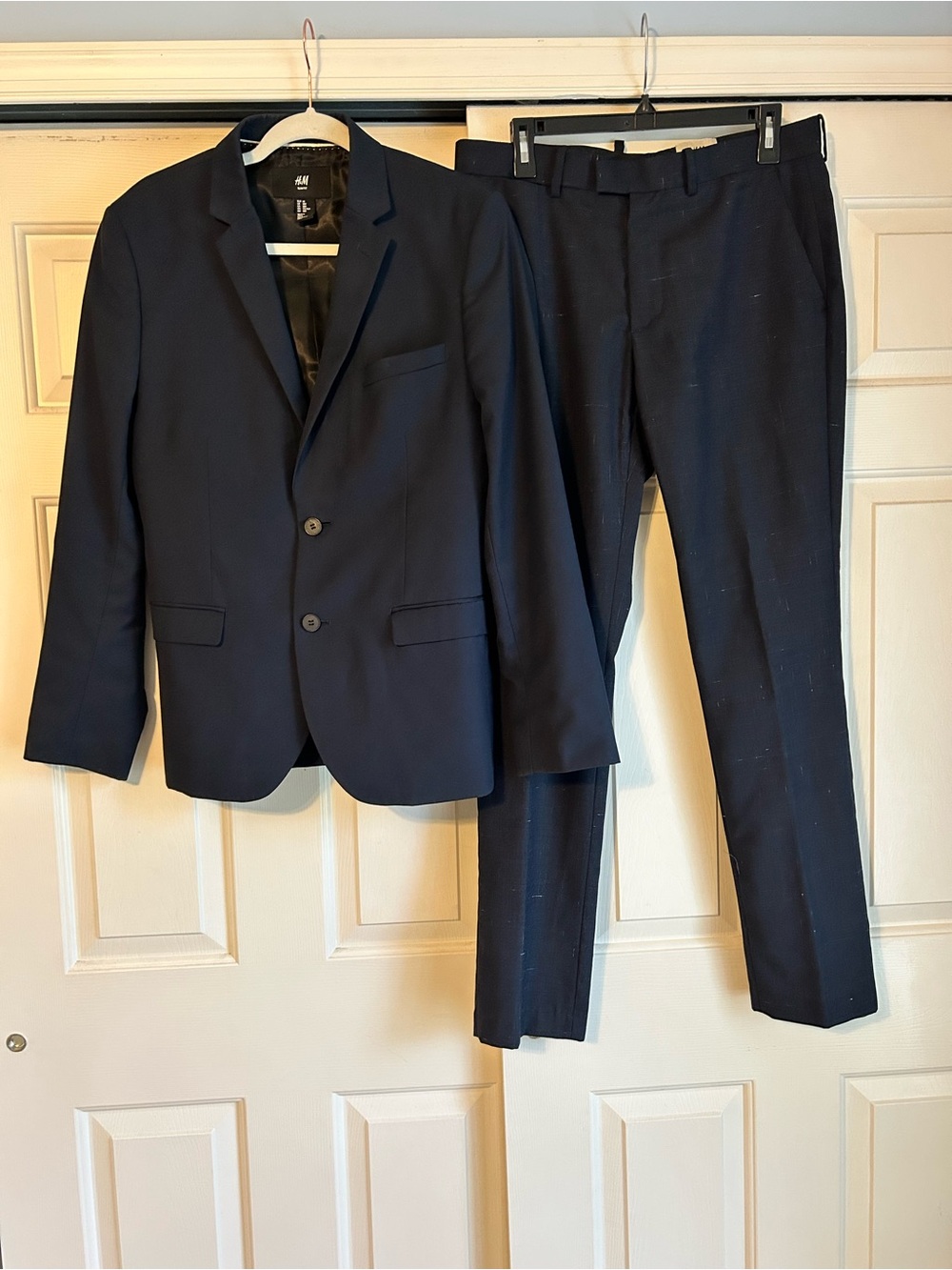 H&M Men's 2 piece suit- Navy Jacket Size 38R, Slub texture navy Pants 34W 30L